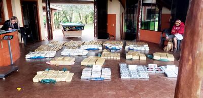 Una agente del Ministerio Público redacta el acta del procedimiento efectuado en una hacienda cercana a Pedro Juan Caballero.