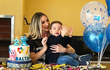 Hermosa postal. Florencia Gismondi y su pequeño Baltazar, quien cumplió dos añitos de vida.