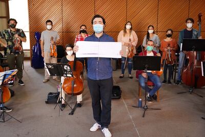 El director invitado, José Ariel Ramírez, luego del ensayo de la OSIC, mostrando el espectrograma de su obra.