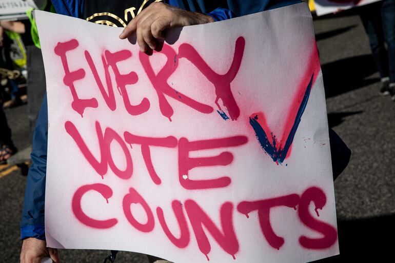 Un activista sostiene un cartel con la leyenda "Cada voto cuenta" durante una manifestación en Washington, este miércoles.