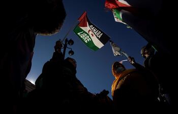 Manifestación este sábado en el centro de Madrid de miembros y simpatizantes del pueblo saharaui para pedir la "liberación del Sáhara Occidental" coincidiendo con el 46 aniversario de los Acuerdos Tripartitos de Madrid (1975), mediante los cuales el Sáhara dejó de ser provincia española. EFE/ Rodrigo Jimenez