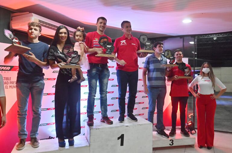 Denes Tómboly y Alveroni Doerksen, los campeones de la categoría UTV Turbo, en lo más alto del podio.