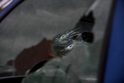 Impactos de bala en el parabrisas de una camioneta fuera del domicilio en Pittsburgh donde tuvo lugar el tiroteo.