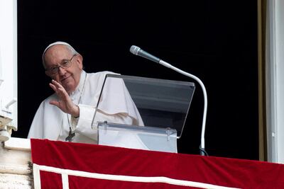 El papa Francisco saluda en la Plaza de San Pedro, en el Vaticano, el pasado lunes.