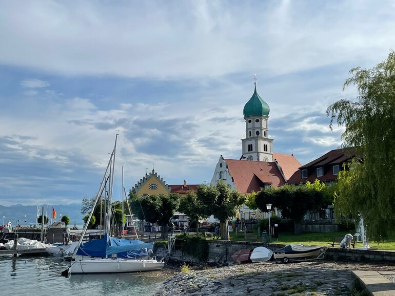 La ciclovía del lago de Constanza (Bodensee, en alemán), que abarca también el brazo más angosto en el suroeste, conocido como Untersee, tiene 264 kilómetros de largo, con escasas subidas.