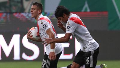 Robert Rojas y Santos Borré, autores de los goles. El paraguayo fue expulsado.