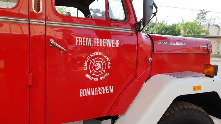 El camiòn fue reparado totalmente, tiene la inscripciòn de los bomberos de la ciudad alemana de Gommersheim.