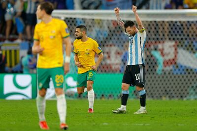 El delantero argentino # 10 Lionel Messi celebra después de clasificar a la siguiente ronda después de derrotar a Australia 2-1 en el partido de octavos de final de la Copa Mundial de Qatar 2022 entre Argentina y Australia en el Estadio Ahmad Bin Ali en Al-Rayyan, al oeste de Doha en diciembre 3, 2022.