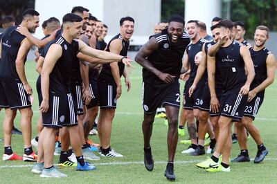 Emmanuel Adebayor (centro), delantero de Olimpia, en su primer día de práctica en la Villa de Fernando de la Mora, donde fue recibido de muy buena manera por sus demás compañeros.