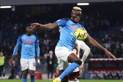 Víctor Osimhen, del Napoli, intenta controlar el balón ante la presencia de un jugador de Roma. El delantero nigeriano marcó ayer el primer gol para su equipo y es el máximo artillero de la Serie A.