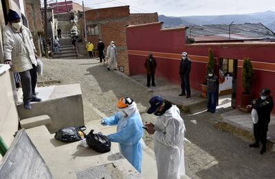 Trabajadores de salud realizan un barrido epidemiológico, visitando casa por casa en La Paz.