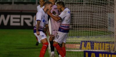 Óscar Romero (d) festejando uno de los goles que marcó para San Lorenzo en la Copa Argentina.