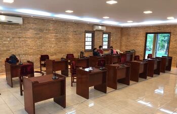 El concejal Alejandro Zacarías (ANR) llegó tarde a la Junta y conversó con su aliado político Celso Miranda "Kelembu" (ANR).