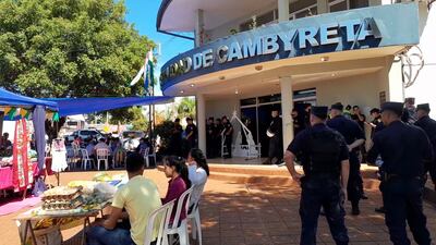 Manifestantes quedaron al costado de la feria para continuar su medida de fuerza, mientras efectivos dela policía custodian el palacete municipal.
