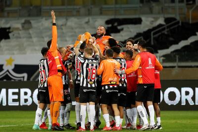Jugadores de Atlético Mineiro celebran con el arquero Everson tras vencer a Boca Juniors, durante el partido por los octavos de final de la Copa Libertadores 2021 en el estadio Mineirao de Belo Horizonte (Brasil).