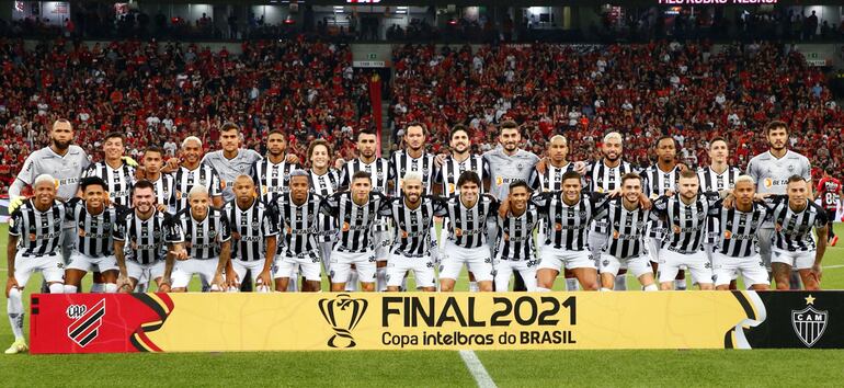 En el gramado del estadio Arena de Baixada en Curitiba, todos los integrantes del plantel del Atlético Mineiro, anoche en la final de la Copa Do Brasil. EFE