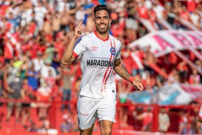Gabriel Ávalos festeja uno de sus dos goles de ayer ante Newell's.