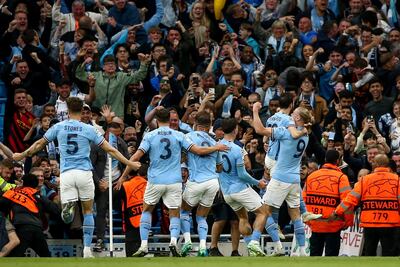 Bernardo Silva del Manchester City (2-R) celebra con sus compañeros de equipo después de anotar el gol 1-0 durante las semifinales de la Liga de Campeones de la UEFA, partido de fútbol de vuelta entre el Manchester City y el Real Madrid en Manchester, Gran Bretaña, el 17 de mayo de 2023.