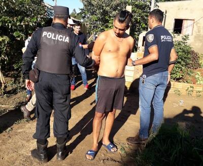 El supuesto homicida en el patio de la vivienda donde fue localizado por la comitiva fiscal-policial.