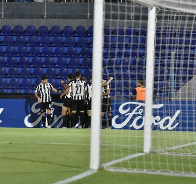 Libertad volvió a sumar de a 3 por Copa Libertadores, venciendo a Paranaense.