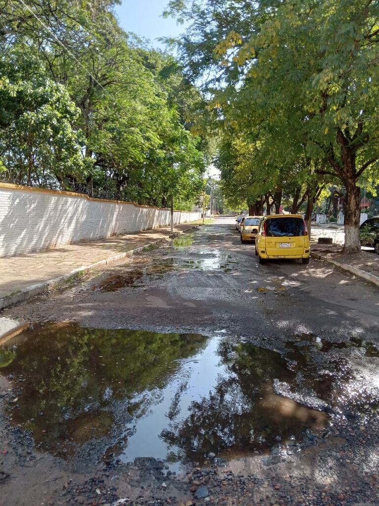 Agua perdida que se acumula hace varias semanas