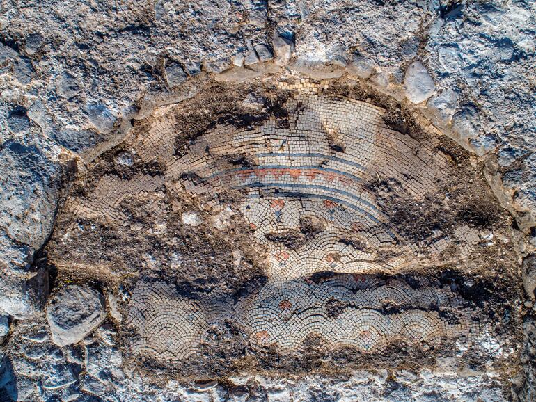 La iglesia descubierta cuenta con una colorida decoración, que incorpora formas geométricas y patrones florales azules, negros y rojos.
