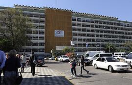 Luego de más de diez días de permanecer sedada en muy grave estado, la mujer que fue ingresada al Instituto de Previsión Social (IPS) para ser tratada por cálculos renales y terminó con ambas piernas amputadas, falleció ayer por una trombosis, según confirmó su amiga Verónica Piris, quien había difundido el caso a través de sus redes sociales semanas atrás. El deceso de la mujer de 36 años se produjo alrededor de las 13:30, dejando huérfanos a dos niños de 7 y 2 años.