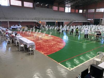 Escasa concurrencia este domingo en el vacunatorio del polideportivo municipal de CDE.