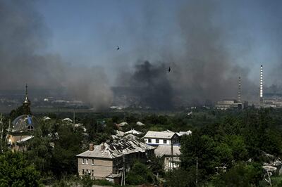 Humo de un bombardeo en la localidad de Lysychansk, cerca de Severodonetsk, Ucrania.