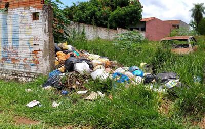 Basural en pleno centro de Luque debido al deficitario servicio de recolección y la inconsciencia.