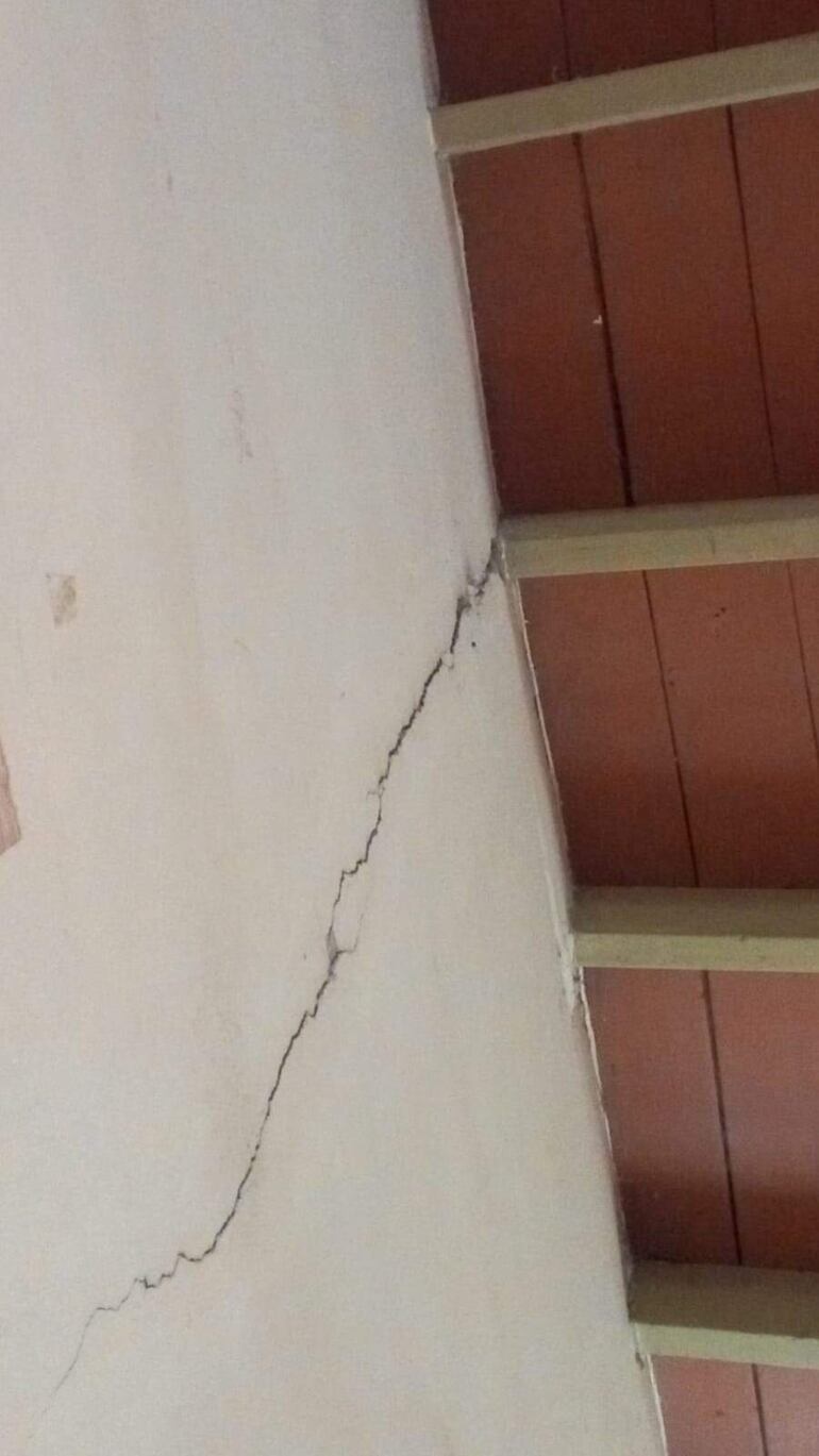 Esta foto muestra como la pared se esta rompiendo en el local sanitario de Ñu Pyahú de Tava`i.