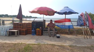 Inocencio Ledesma, trabajador dedicado al alquiler se sillas y toldos, se encadenó frente a la playa Ybycu-i para exigir que le dejen continuar con el negocio.