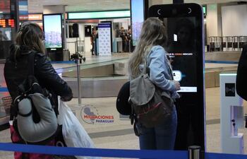 Al momento de realizar la verificación biométrica, el sistema identifica a la persona, validando así su identidad y su documento.