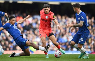 Julio Enciso (C) de Brighton compite por el balón con Wesley Fofana (L) y Christian Pulisic (R) de Chelsea durante el partido de fútbol de la Premier League inglesa entre Chelsea y Brighton y Hove Albion en Stamford Bridge en Londres, Gran Bretaña, el 15 de abril de 2023.