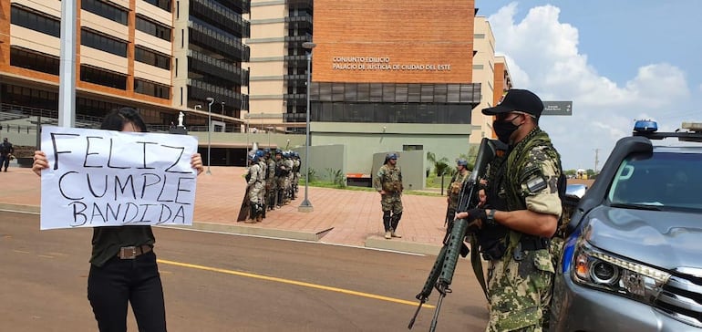 Una manifestante "saludó" a la ministra Gladys Bareiro de Módica por su cumpleaños. Decenas de miliares y policías custodiaron el Palacio de Justicia.