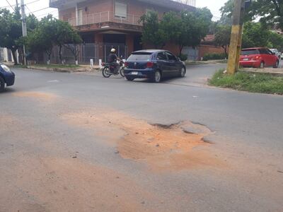 La calle Soldado Ovelar, es una de las tantas arterias que necesita de una urgente reparación de la capa asfáltica.