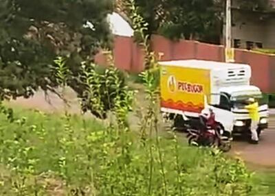El conductor fue obligado a descender del camión y entregar la recaudación del día. El momento de la huida fue captado por vecinos.