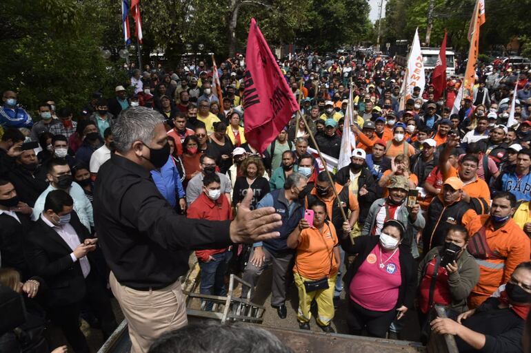 El intendente César Ojeda (ANR) y su equipo prometió un aumento salarial a funcionarios y pidió a cambio que se vote por el candidato colorado Óscar "Nenecho" Rodríguez.