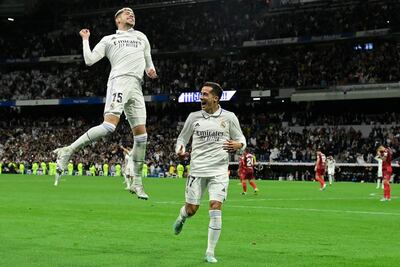 El uruguayo Federico Valverde salta para celebra su gol, acompañado del español Lucas Vázquez, quien también anotó ayer para el Real Madrid.