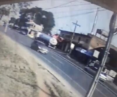 El automóvil Toyota Ist se aleja de la escena del accidente, el pasado viernes en Ñemby.