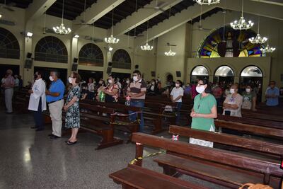 Los asistentes a las misas del novenario respetan el distanciamiento recomendado entre cada persona.