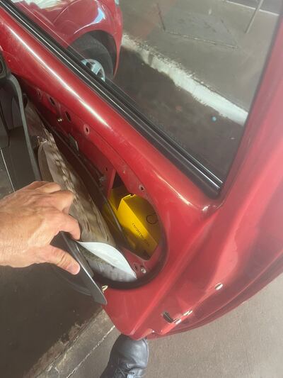 Los aparatos celulares hallados por los intervinientes tras retirar el tapizado.