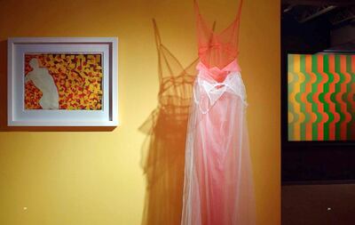 Un cuadro de Feliciano Centurión, junto a una obra de Claudia Casarino en la exposición “El Exilio”. Foto: Eugenio Mendonca