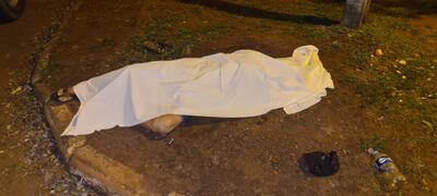 El cuerpo fue hallado tendido sobre la vía pública.