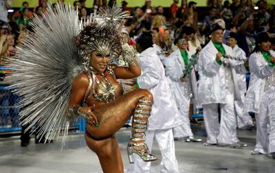 Integrantes de la escuela de samba 'Mocidade Independente' desfilando en el sambódromo de Río de Janeiro durante el carnaval de 2020.