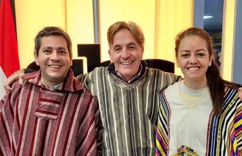 Javier Panza, Enrique Vargas Peña y Sara Moreno lucen sus ponchos en las frías mañanas de otoño.