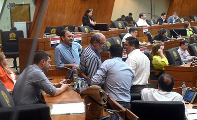 Los diputados del bloque cartista insisten en aprobar el proyecto de ley que pretende destinar US$ 940 millones de Itaipú para el pago.