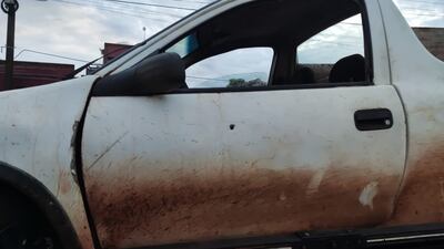 Rastros de bala en el vehículo en que se movilizaba Marco Aurelio de Almeida, quien fue atacado por ladrones en Pedro Juan Caballero, Amambay.