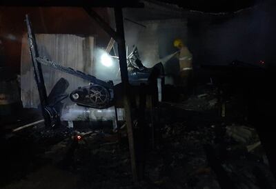 Uno de los incendios afectó por completo el depósito de un lavadero ubicado en Santa Rita.