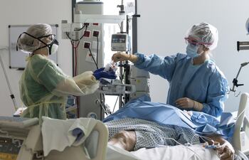 Unidad de Terapia Intensiva en el hospital CHU en Nantes, Francia, en la cual están internados pacientes con Covid-19.